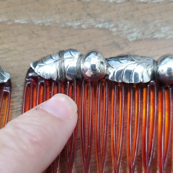 Silver tone Leaf patterned Hair Combs - Picture 2 of 4